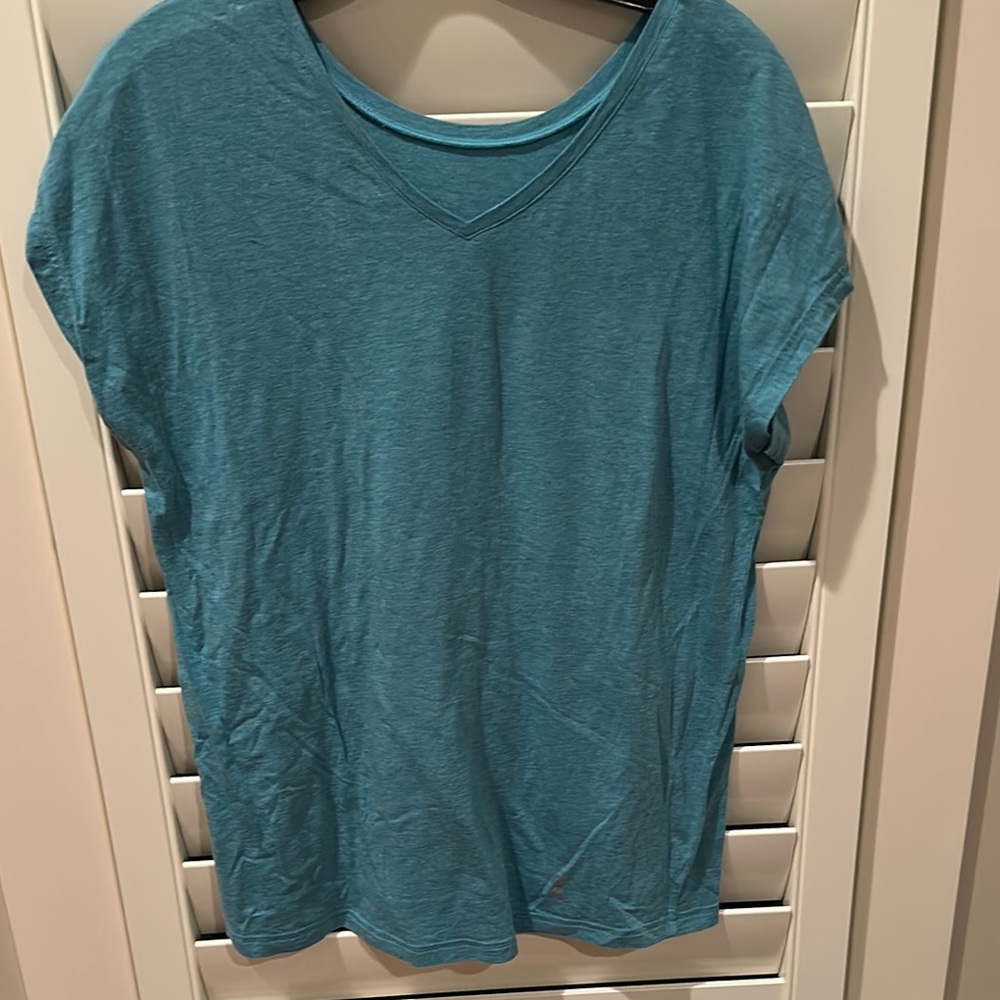 OnCloud Teal Blue Women's V-NeckTop, sz Large
Great Condition!